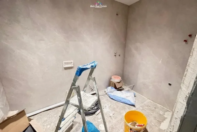 Tirane, jepet me qera zyre Kati 9, 150 m² 1500 € (ish ekspozita)