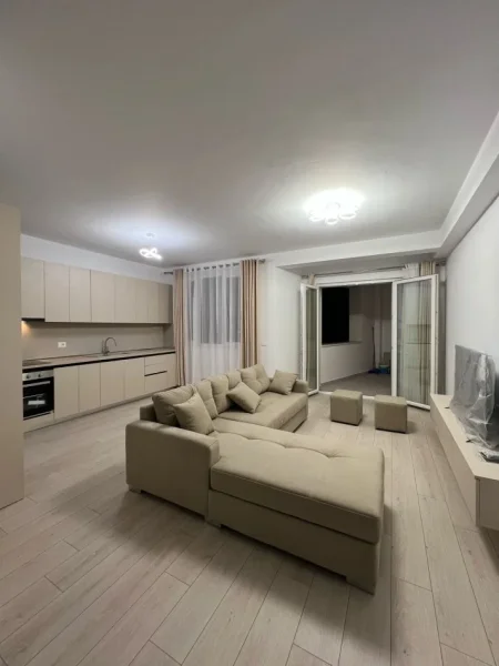 Tirane, jepet me qera apartament 2+1 Kati 9, 100 m² 600 € (fusha aviacionit)