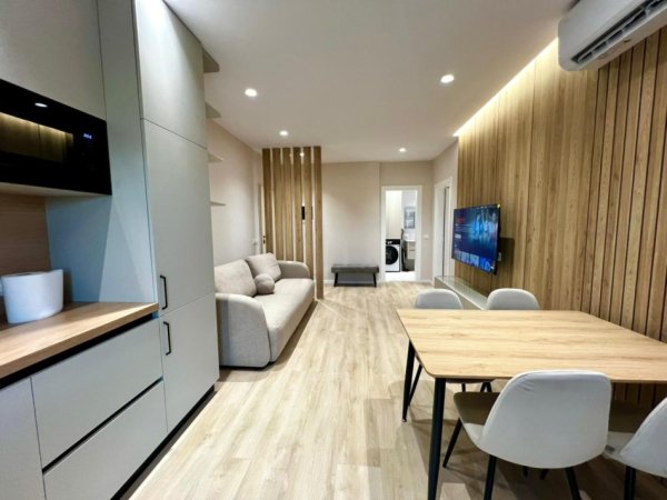 Vlore, jepet me qera apartament 2+1+Ballkon Kati 4, 82 m² 500 € (Rruga Dush Strati, afer Stadiumit Vlore)