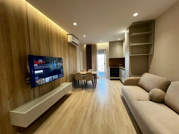 Vlore, jepet me qera apartament 2+1+Ballkon Kati 4, 82 m² 500 € (Rruga Dush Strati, afer Stadiumit Vlore)