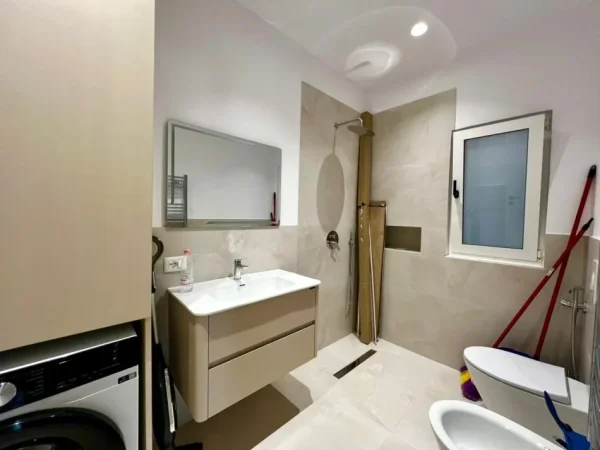 Vlore, jepet me qera apartament 2+1+Ballkon Kati 4, 82 m² 500 € (Rruga Dush Strati, afer Stadiumit Vlore)