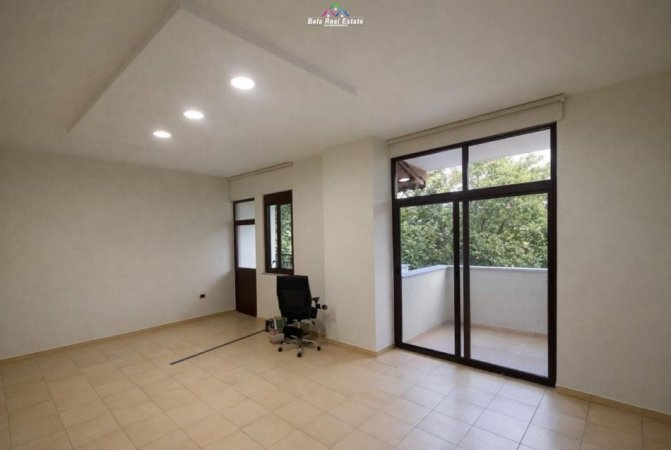 Tirane, jepet me qera zyre Kati 1, 113 m² 700 € (Rruga Panorama)