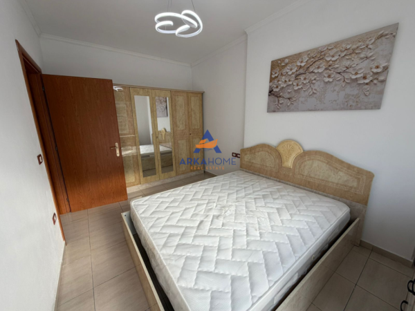 Tirane, jepet me qera apartament 2+1+Ballkon Kati 4, 80 m² 468 € 