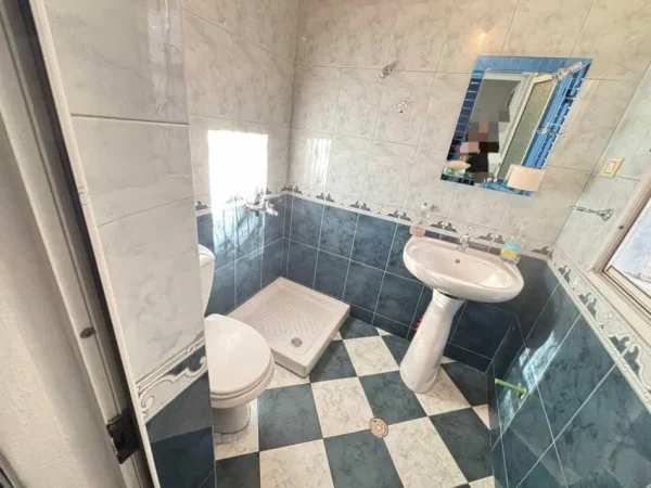 Tirane, jepet me qera zyre Kati 1, 60 m² 600 € (Rruga Asim Vokshi)