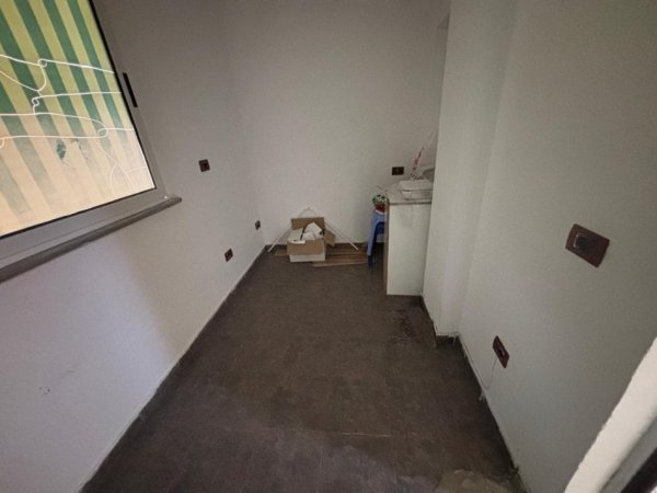 Tirane, jepet me qera zyre Kati 1, 60 m² 600 € (Rruga Asim Vokshi)