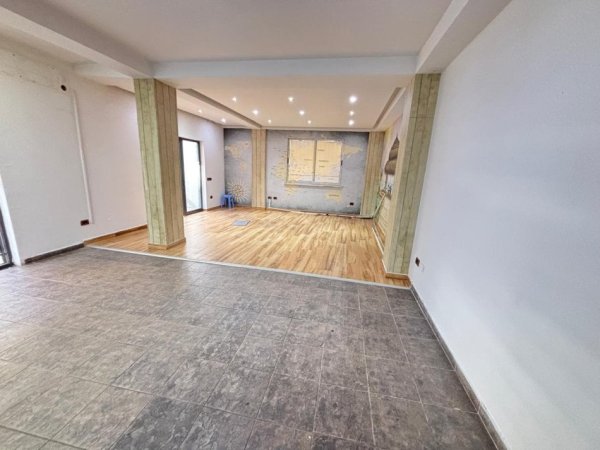 Tirane, jepet me qera zyre Kati 1, 60 m² 600 € (Rruga Asim Vokshi)
