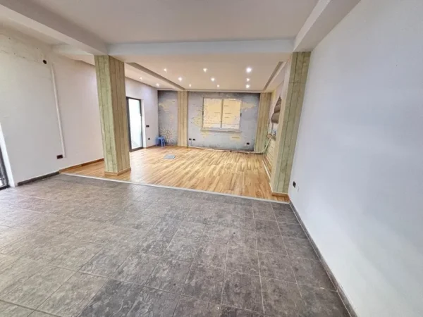 Tirane, jepet me qera zyre Kati 1, 60 m² 600 € (Rruga Asim Vokshi)