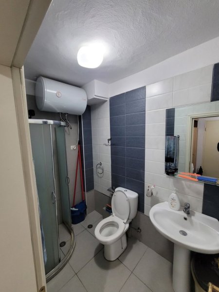 Tirane, jepet me qera apartament 1+1 Kati 2, 56 m² 400 € (ALI DEMI)
