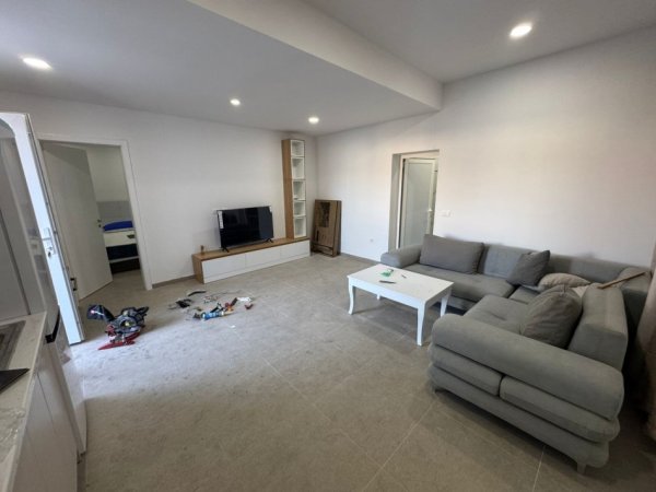 Tirane, jepet me qera apartament 1+1+Ballkon Kati 1, 60 m² 400 € (rruga Hamdi Pepo)