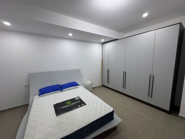 Tirane, jepet me qera apartament 1+1+Ballkon Kati 1, 60 m² 400 € (rruga Hamdi Pepo)