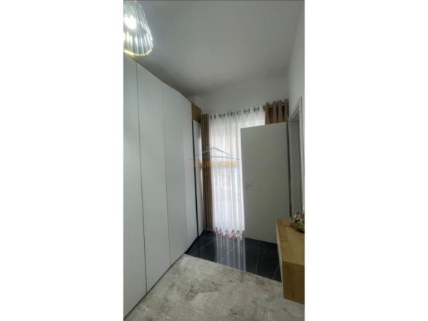 Tirane, jepet me qera apartament 1+1 , 400 € 