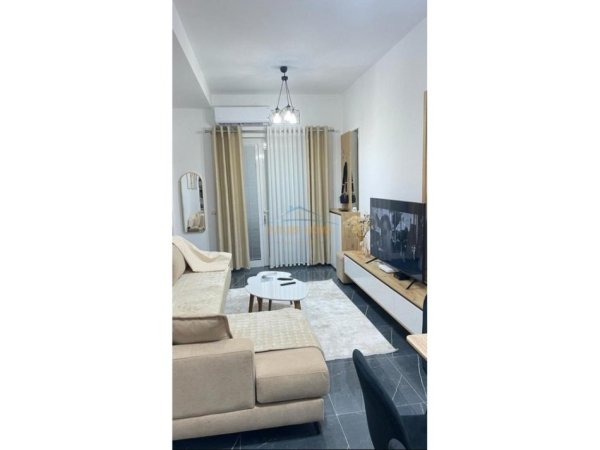 Tirane, jepet me qera apartament 1+1 , 400 € 