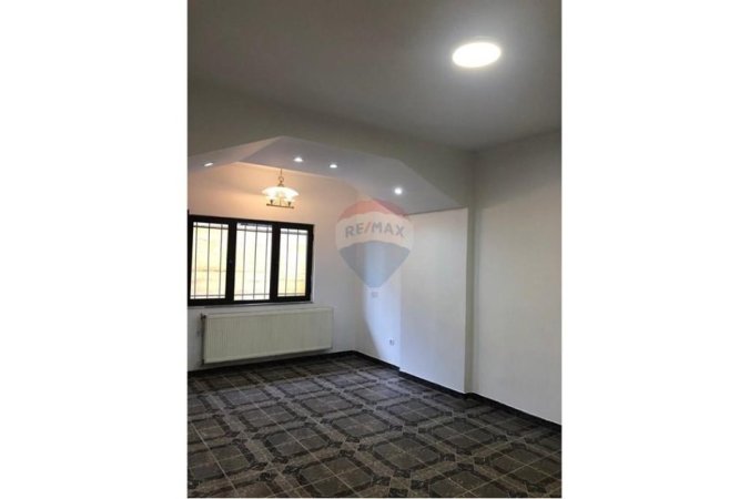Tirane, jepet me qera zyre , 120 m² 650 € (Rruga e Kavajes)