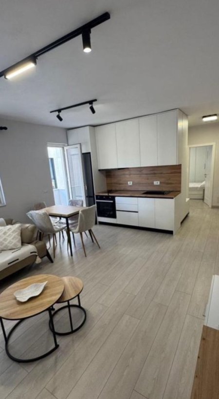 Tirane, jepet me qera 1+1 Kati 4, 50 m² 650 € (PIRAMIDA)