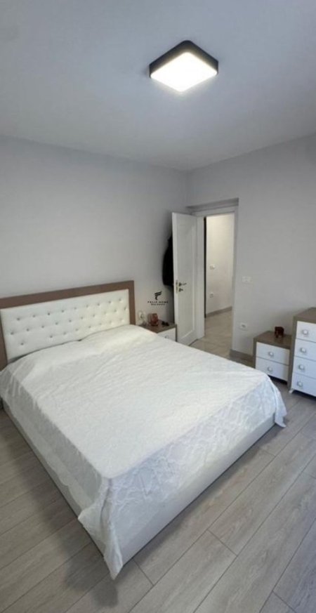 Tirane, jepet me qera 1+1 Kati 4, 50 m² 650 € (PIRAMIDA)