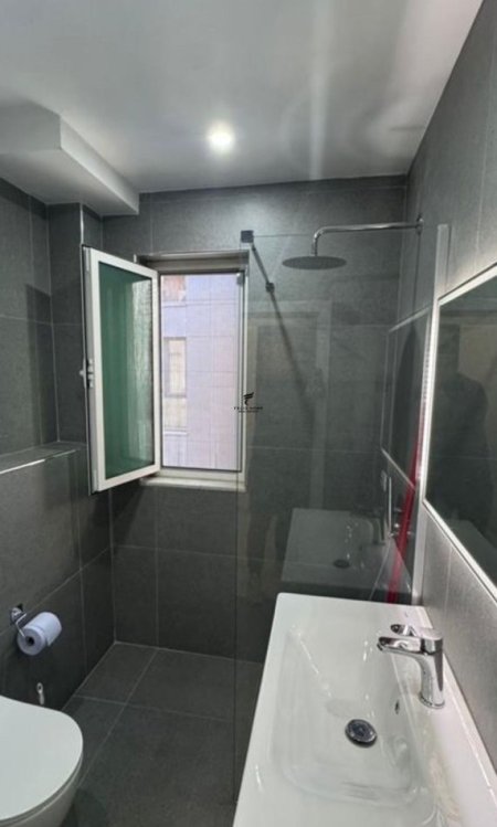 Tirane, jepet me qera 1+1 Kati 4, 50 m² 650 € (PIRAMIDA)