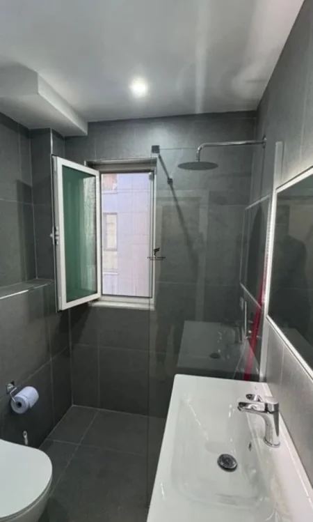 Tirane, jepet me qera 1+1 Kati 4, 50 m² 650 € (PIRAMIDA)
