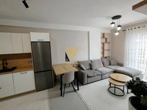 Tirane, jepet me qera apartament 1+1+Ballkon Kati 7, 56 m² 500 € (UNIVERS CITY)