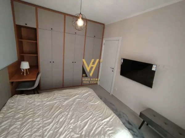 Tirane, jepet me qera apartament 1+1+Ballkon Kati 7, 56 m² 500 € (UNIVERS CITY)