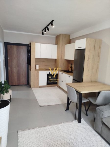 Tirane, jepet me qera apartament 1+1+Ballkon Kati 7, 56 m² 500 € (UNIVERS CITY)