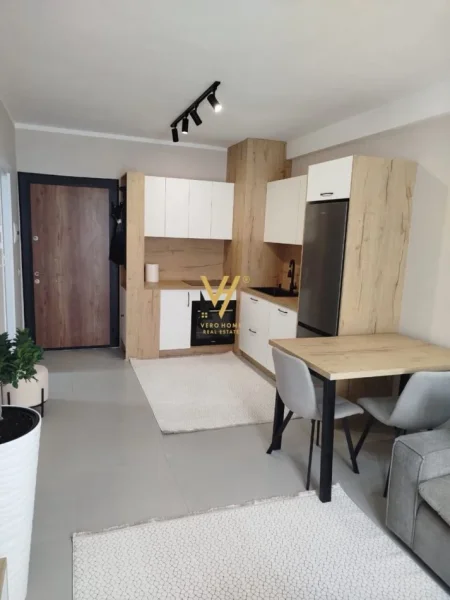 Tirane, jepet me qera apartament 1+1+Ballkon Kati 7, 56 m² 500 € (UNIVERS CITY)