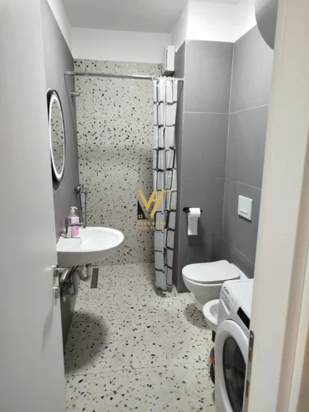 Tirane, jepet me qera apartament 1+1+Ballkon Kati 7, 56 m² 500 € (UNIVERS CITY)