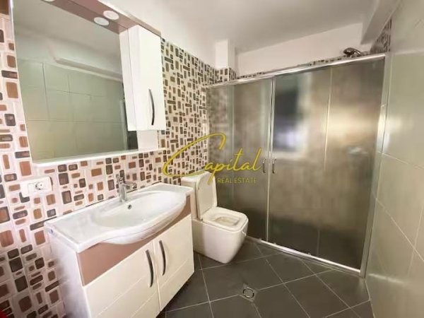 Tirane, jepet me qera apartament 2+1 Kati 3, 65 m² 650 € (ISH TREGU ELEKTRIK)