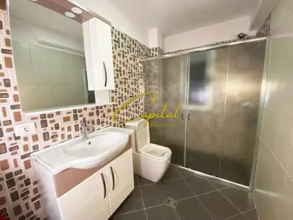 Tirane, jepet me qera apartament 2+1 Kati 3, 65 m² 650 € (ISH TREGU ELEKTRIK)