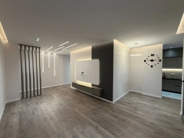 Tirane, jepet me qera zyre Kati 4, 102 m² 700 € (Astir prane Vila L)