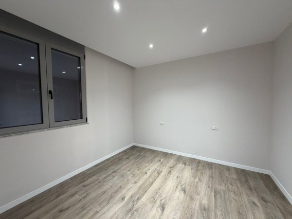 Tirane, jepet me qera zyre Kati 4, 102 m² 700 € (Astir prane Vila L)
