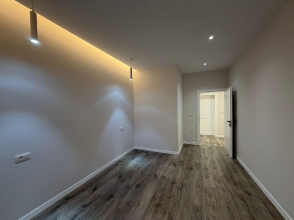 Tirane, jepet me qera zyre Kati 4, 102 m² 700 € (Astir prane Vila L)