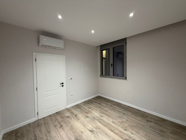 Tirane, jepet me qera zyre Kati 4, 102 m² 700 € (Astir prane Vila L)