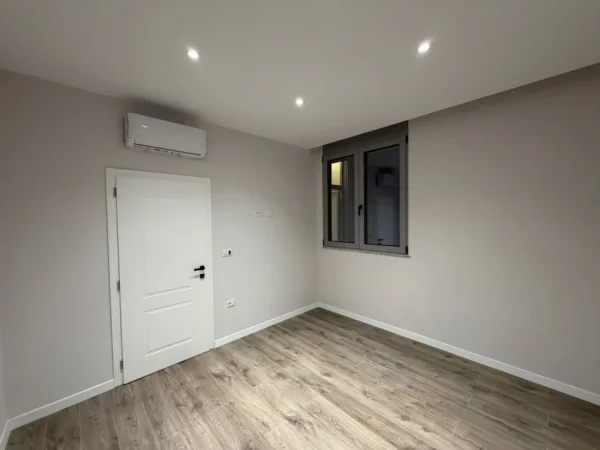 Tirane, jepet me qera zyre Kati 4, 102 m² 700 € (Astir prane Vila L)