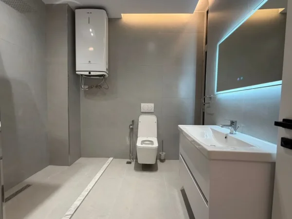 Tirane, jepet me qera zyre Kati 4, 102 m² 700 € (Astir prane Vila L)