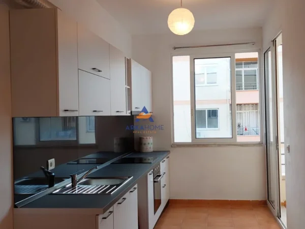 Tirane, jepet me qera apartament 2+1+Ballkon Kati 8, 110 m² 468 € 