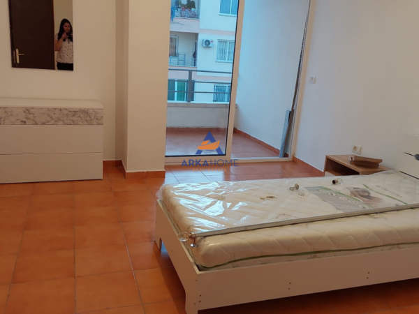 Tirane, jepet me qera apartament 2+1+Ballkon Kati 8, 110 m² 468 € 