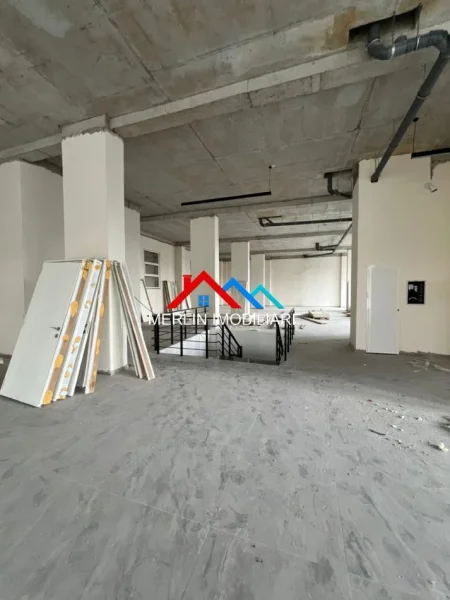 Tirane, jepet me qera ambjent biznesi Kati 1, 550 m² 3.000 € (PASKUQAN)