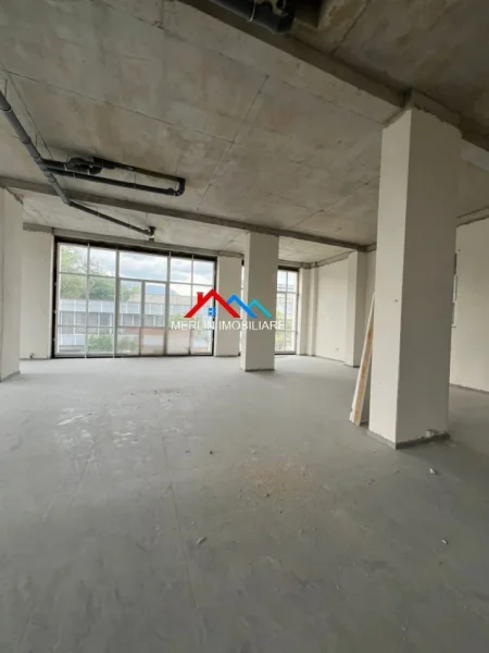 Tirane, jepet me qera ambjent biznesi Kati 1, 550 m² 3.000 € (PASKUQAN)