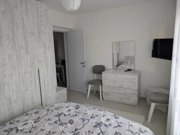 Tirane, jepet me qera apartament 2+1 , 70 m² 650 € (selvia)