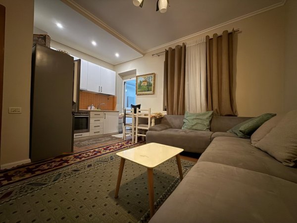 Tirane, jepet me qera apartament 2+1+Ballkon Kati 2, 90 m² 750 € (Rruga Fortuzi)