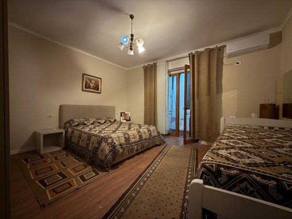Tirane, jepet me qera apartament 2+1+Ballkon Kati 2, 90 m² 750 € (Rruga Fortuzi)