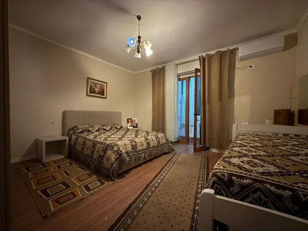 Tirane, jepet me qera apartament 2+1+Ballkon Kati 2, 90 m² 750 € (Rruga Fortuzi)
