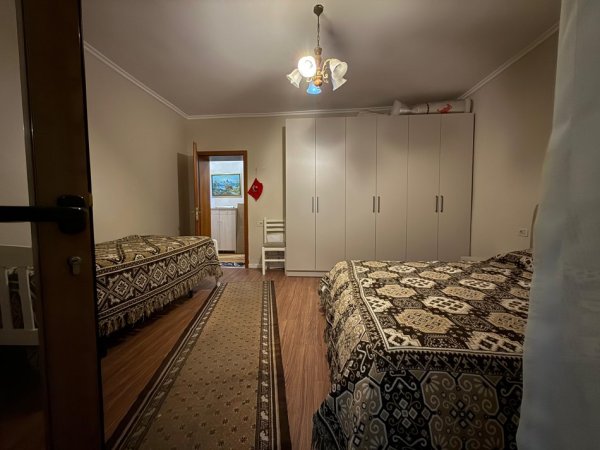 Tirane, jepet me qera apartament 2+1+Ballkon Kati 2, 90 m² 750 € (Rruga Fortuzi)