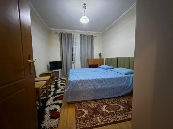 Tirane, jepet me qera apartament 2+1+Ballkon Kati 2, 90 m² 750 € (Rruga Fortuzi)