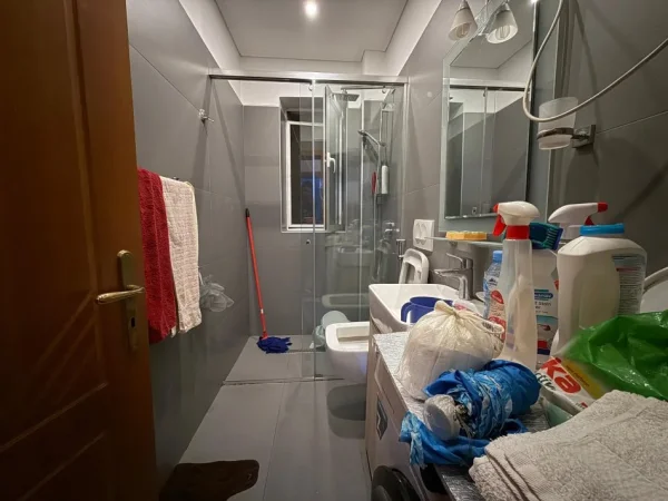 Tirane, jepet me qera apartament 2+1+Ballkon Kati 2, 90 m² 750 € (Rruga Fortuzi)