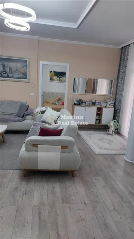 Tirane, shitet apartament 3+1 Kati 1, 83 m² 150.000 € (Fresku)