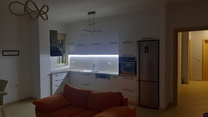 Tirane, jepet me qera apartament 2+1 Kati 4, 108 m² 850 € (liqeni thate)