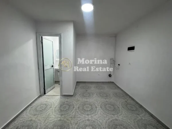 Tirane, jepet me qera ambjent biznesi Kati 1, 20 m² 500 € (Selite)