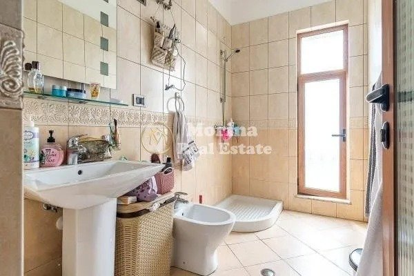 Tirane, shitet Vile 5+1 , 320 m² 600.000 € (Shkoze)