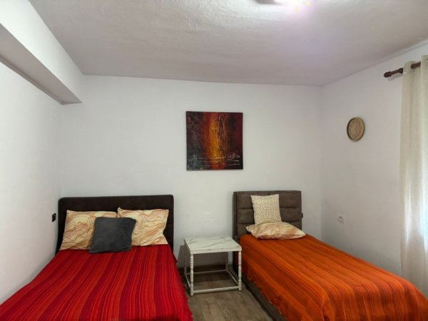 Tirane, jepet me qera shtepi 1+1 Kati 0, 58 m² 360 € (ne rrugen Vangjel Capo Tirane)